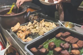 lepas-kangen-yogyakarta,-makan-gudeg-jogja-bu-tinah-di-stasiun-gondangdia