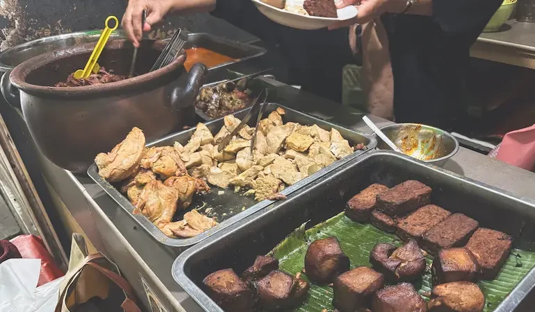 lepas-kangen-yogyakarta,-makan-gudeg-jogja-bu-tinah-di-stasiun-gondangdia