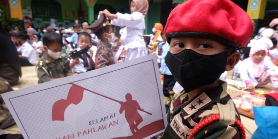 20 Contoh Sikap dan Cara Menghargai Jasa Para Pahlawan