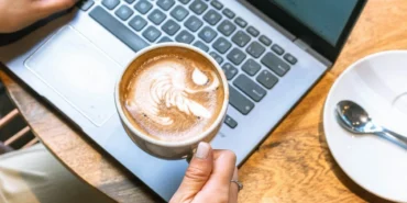 tomoro-coffee-yang-mulai-sepi-saatnya-belajar-pada-kopi-kenangan-yang-makin-ramai-dikunjungi