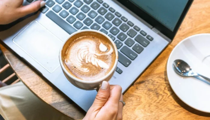 tomoro-coffee-yang-mulai-sepi-saatnya-belajar-pada-kopi-kenangan-yang-makin-ramai-dikunjungi