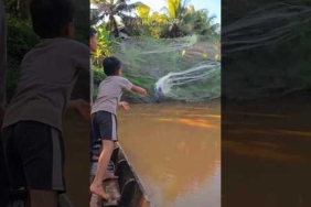 Bocil belajar jaring ikan langsung dapat banyak 🤣🤣 #mancing #fishing #mancingmania #ikan