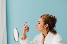 tetap-lembap!-ini-5-rekomendasi-setting-spray-kulit-kering