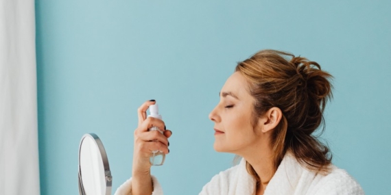 Tetap Lembap! Ini 5 Rekomendasi Setting Spray Kulit Kering