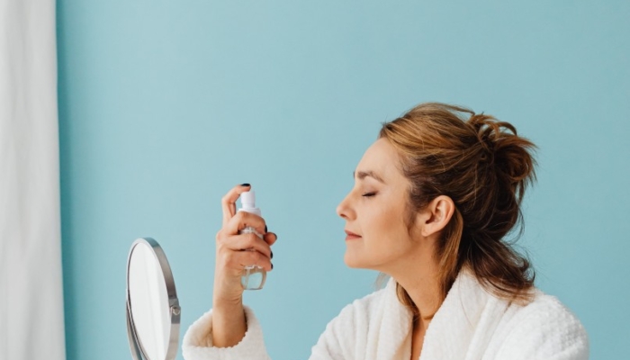 tetap-lembap!-ini-5-rekomendasi-setting-spray-kulit-kering