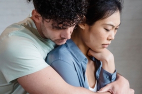 6-tanda-avoidant-attachment-dalam-hubungan