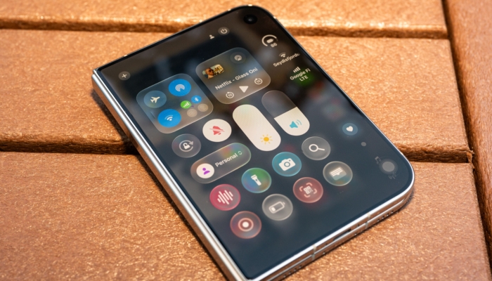liquid-glass-finally-makes-sense-on-the-iphone-duo
