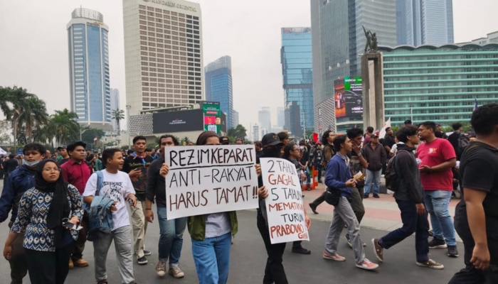 ketika-mahasiswa-mulai-tanggalkan-jas-almamater-saat-aksi-massa