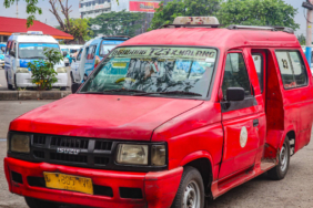 angkot-boleh-mulai-termakan-zaman,-tapi-masih-tangguh-di-medan-aksi-demonstrasi