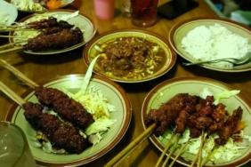 sate-kambing-jadi-salah-satu-street-food-terbaik-di-dunia,-dari-mana-asalnya-makanan-populer-ini?
